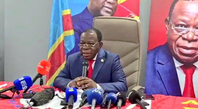 RDC-KINSHASA : L&rsquo;AFDC en ordre de bataille, son Président National et 2ème Vice-Président du Sénat l&rsquo;Honorable Modeste BAHATI LUKWEBO devant la Presse.